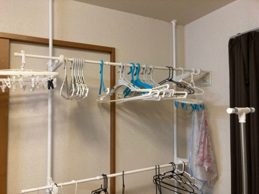 突っ張り棒タイプの室内用物干し