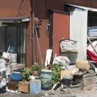 周りの目も気になるけど手が出せない…（ゴミ屋敷）
