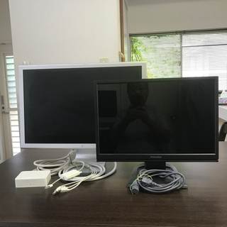 Mac用23インチモニターと19インチディスプレイ