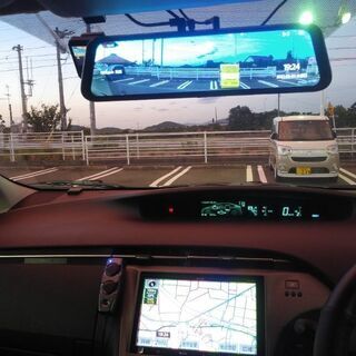 カー用品の取り付けをしています。