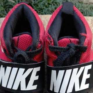 NIKE　TEAM　HUSTLE　08　バスケットシューズ　赤　黒　レッド　ブラックの画像