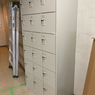 鍵付き18人用ロッカー(オカムラ社製)の画像