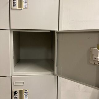 鍵付き18人用ロッカー(オカムラ社製)の画像