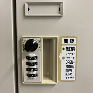 鍵付き18人用ロッカー(オカムラ社製)の画像