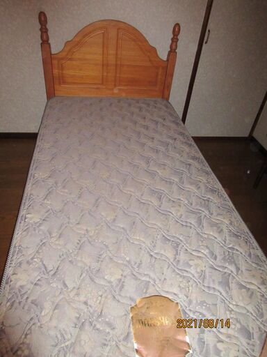 木製シングルベッド