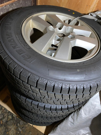 エクストレイル  スタッドレスタイヤ 20年製
