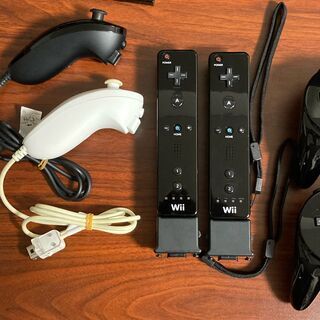 任天堂 Wii U 本体 (プレミアムセット 32GB、クロ)＋リモコン、ヌンチャク、クラシックコントローラPRO、モーションプラスの画像