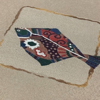 着物 帯 袋帯 さかな君 ベージュの画像