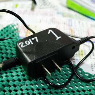 ほぼ未使用　車載充電器とACアダプター（白の油性マーカーで書き込みがございます）の画像
