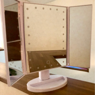 卓上ミラー 三面鏡 LEDライト付き ホワイト 女優ミラー拡大鏡の画像