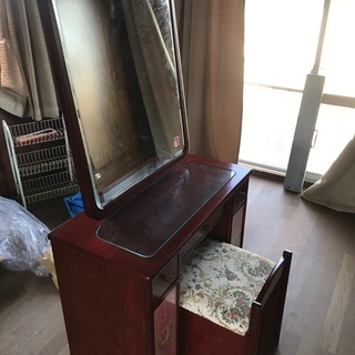 ドレッサー。古いですが、新品未使用、椅子付。