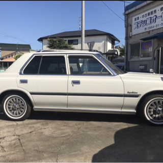 トヨタ クラウンセダン 2.0 スーパーデラックス 新品ホワイトリボンタイヤの画像