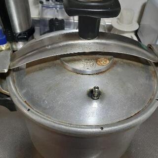 セブの圧力鍋。重りがなくなってしまい、圧力鍋としては使用できませ...