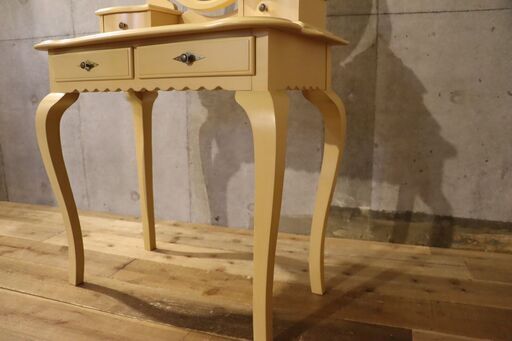 IDC OTSUKA(大塚家具)取り扱いブランドLYNN HOLLYN(リンホーリン)のドレッサー。アンティーク調でクラシカルなデザイ