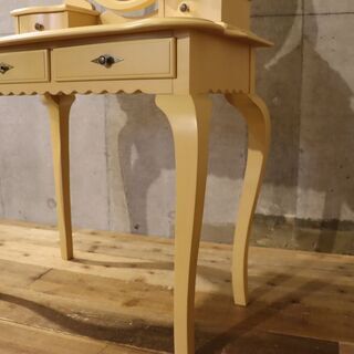 IDC OTSUKA(大塚家具)取り扱いブランドLYNN HOLLYN(リンホーリン)のドレッサー。アンティーク調でクラシカルなデザインの鏡台はエレガントでどこかモダンな印象♪デスクとしてもおすすめ！BH407の画像