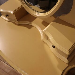 IDC OTSUKA(大塚家具)取り扱いブランドLYNN HOLLYN(リンホーリン)のドレッサー。アンティーク調でクラシカルなデザインの鏡台はエレガントでどこかモダンな印象♪デスクとしてもおすすめ！BH407の画像