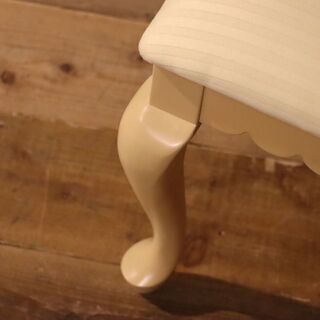 IDC OTSUKA(大塚家具)取り扱いブランドLYNN HOLLYN(リンホーリン)のスツール。アンティーク調でクラシカルなデザインのチェアはエレガントでどこかモダンな印象♪玄関などにもおすすめ！BH415の画像