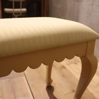 IDC OTSUKA(大塚家具)取り扱いブランドLYNN HOLLYN(リンホーリン)のスツール。アンティーク調でクラシカルなデザインのチェアはエレガントでどこかモダンな印象♪玄関などにもおすすめ！BH415の画像