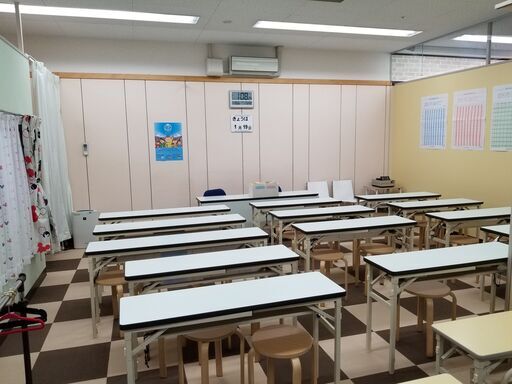 公文式教室の備品一式（学習机・椅子、教材棚、その他）