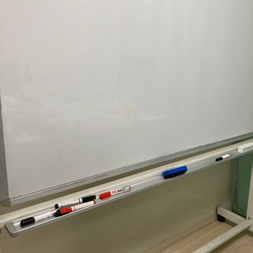 オフィスで利用可能なホワイトボードです