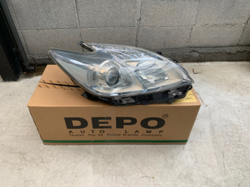 送料込み　大分県まで　その他の県は別途となります〜❗️トヨタ　プリウス 30前期　右側ヘッドライト