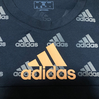 新品タグ付✨adidas✨定価2,739円✨120サイズ✨子供服✨Tシャツの画像