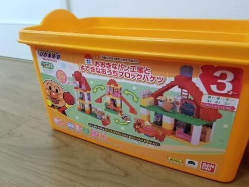 アンパンマン　おおきなパン工場とすてきなおうちブロックバケツ
