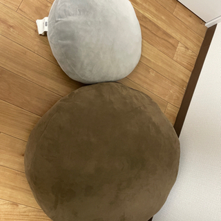 ニトリ　もちもちクッション　大と小