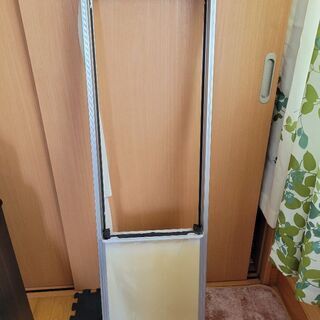 ウィンドウエアコン用の取り付け枠です。