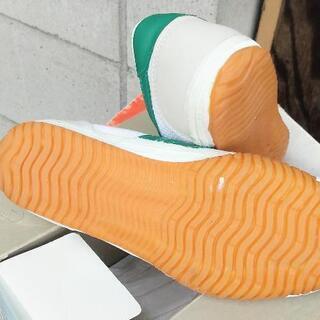 値下げ！新品未使用B品　スニーカー23cm　体育館履き　ランニングの画像
