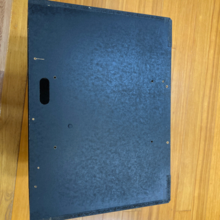 黒い木製の台の画像