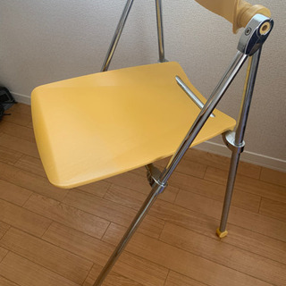 折りたためる黄色い椅子の画像