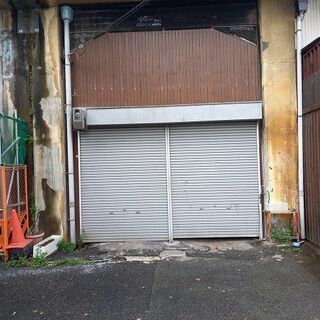 秘密基地に　大安亭市場近く　天井6mあり　軽四なら4台止まります。水道、電気トイレあり - レンタルオフィス
