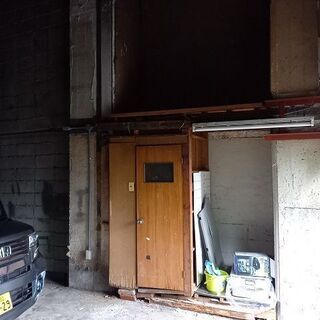 秘密基地に　大安亭市場近く　天井6mあり　軽四なら4台止まります。水道、電気トイレあり − 兵庫県