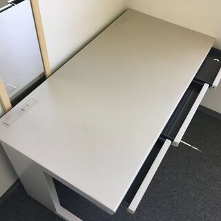 オフィスデスク　平机　引き出し三つ【予約中】の画像