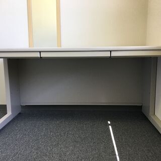 オフィスデスク　平机　引き出し三つ【予約中】の画像