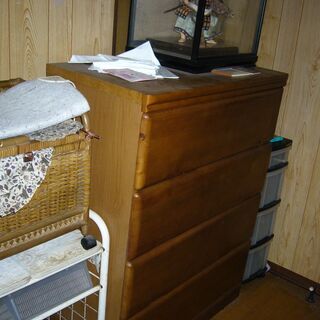 勉強机・タンス3台洋服家財１式譲ります。の画像
