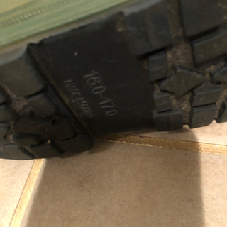 無印良品の長靴とノーブランドのスイムシューズの画像