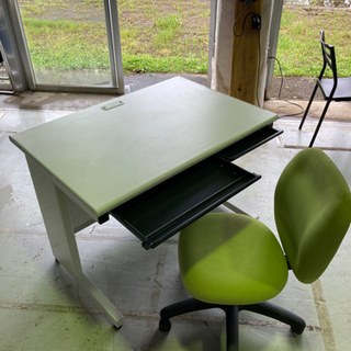 事務用机と椅子のセットです。差し上げます。