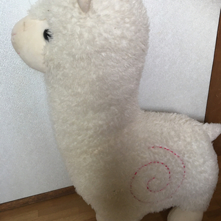 アルパカ赤ちゃん? 等身大並ぬいぐるみの画像