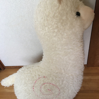 アルパカ赤ちゃん? 等身大並ぬいぐるみの画像
