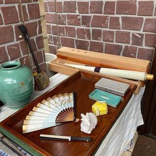 ◎お値下げ可しました‼️ 茶道具色々一式まとめてお譲りします。茶道具色々検清五郎唐銅蓋置南部鉄器吊花器竹細工かご小物入れ花瓶花入れ猿吊り飾り銚子重箱茶托盃杯香合花瓶掛軸実篤色紙まくり針箱麻雀牌　の画像
