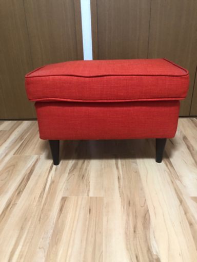 IKEA のスツール（オットマン）朱色、赤