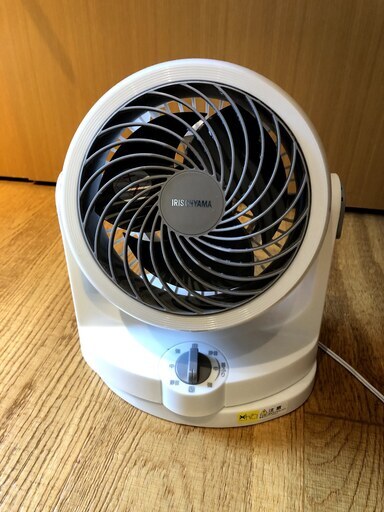 【取引中】サーキュレーター 使用半年の美品 アイリスオーヤマ 静音 首振り 8畳 ホワイト PCF-HD15-W