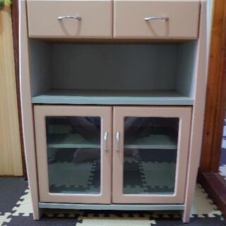 （取引中）小型のピンクの食器棚