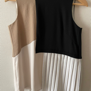 UNITED TOKYO ノースリーブ　プリーツ