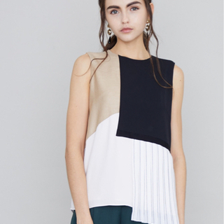 UNITED TOKYO ノースリーブ　プリーツの画像