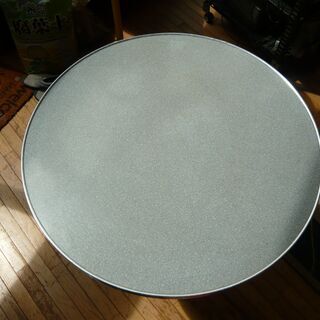 アメリカンダイナーデザインの丸テーブル、ダイナーコンセプトレストランの特注デザイン、室内での数年利用の中古の画像