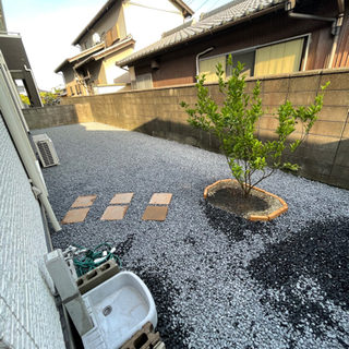 お庭に関わる業務です。剪定伐採・砂利敷きなど　外で働く事が好きな方！の画像