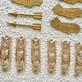 半額以下◆手芸用品◆ハワイ、西海岸パーツ、ミンクボールの画像